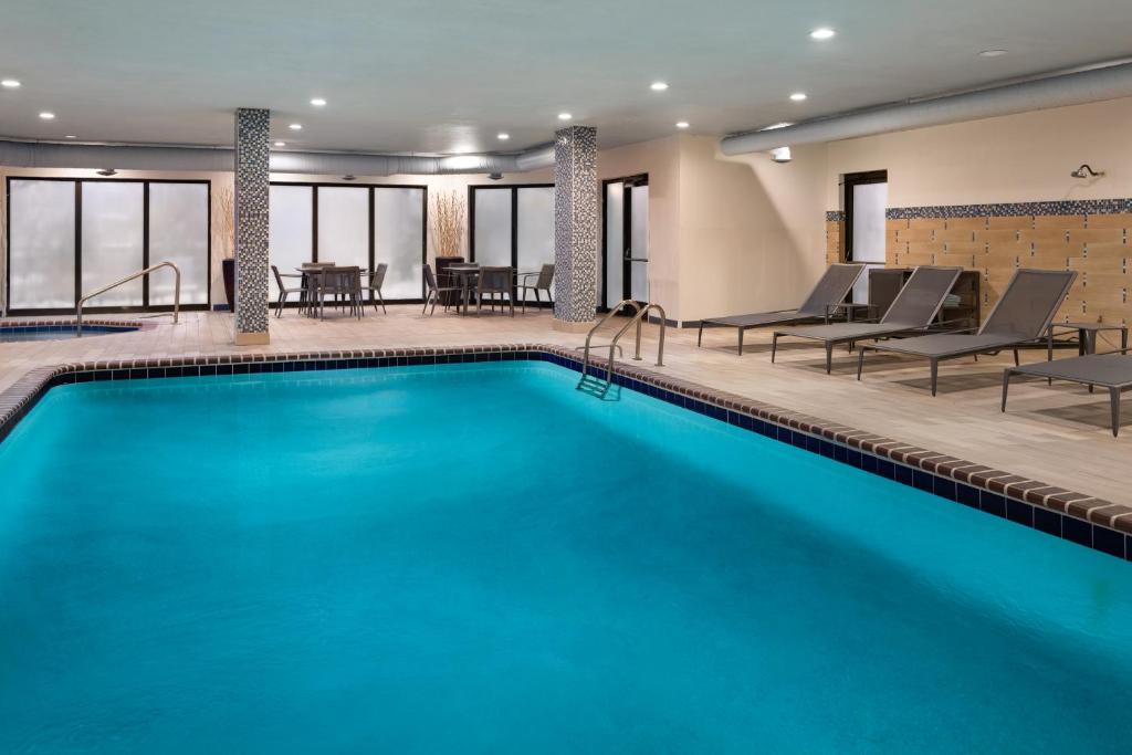 einen Pool mit blauem Wasser in einem Hotelzimmer in der Unterkunft Courtyard by Marriott Myrtle Beach Barefoot Landing in Myrtle Beach