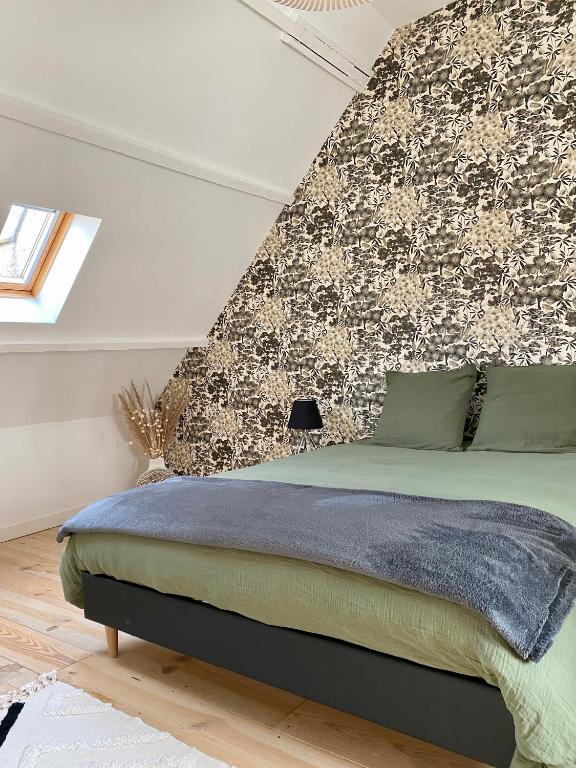 - une chambre avec un lit escamotable dans l'établissement Gîte de la tour carrée, à Bergues