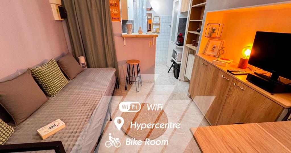 un salon avec un canapé et une télévision dans l'établissement Hypercenter - Bike Room - Quiet & central !, à Avignon