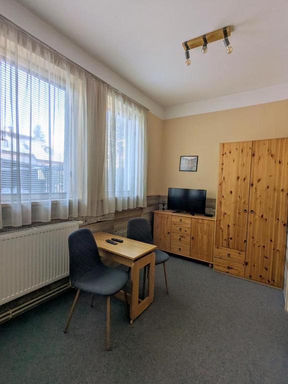TV a/nebo společenská místnost v ubytování Hotel Alfa