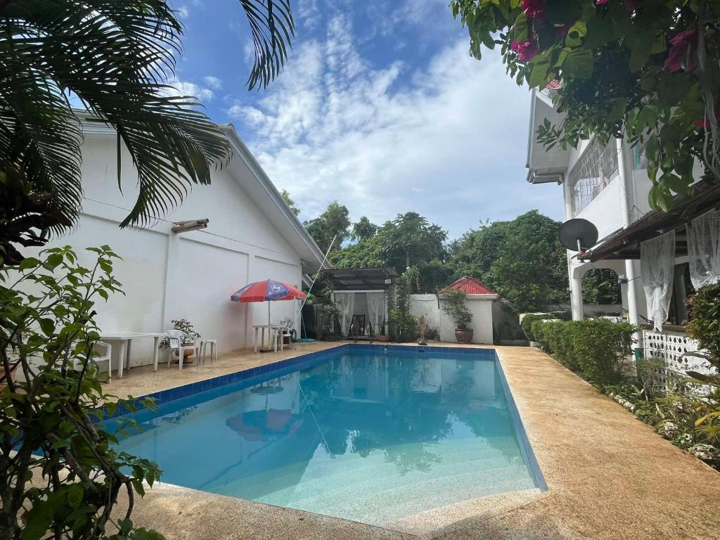 une piscine devant un immeuble dans l'établissement Budget Accom Panglao For Family ,Groups, and Friends, à Panglao