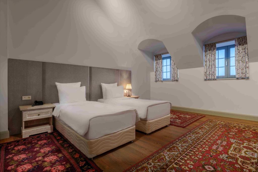 Postel nebo postele na pokoji v ubytování GRAND HOTEL GYUMRI by APRICOT Hotels