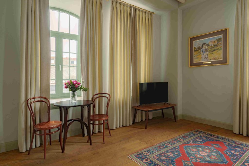 TV a/nebo společenská místnost v ubytování GRAND HOTEL GYUMRI by APRICOT Hotels