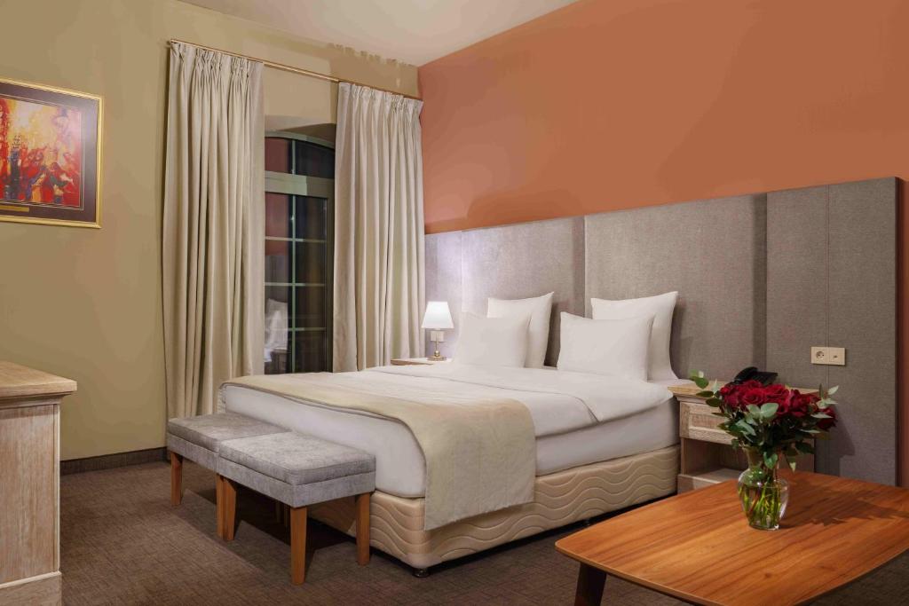 Postel nebo postele na pokoji v ubytování GRAND HOTEL GYUMRI by APRICOT Hotels