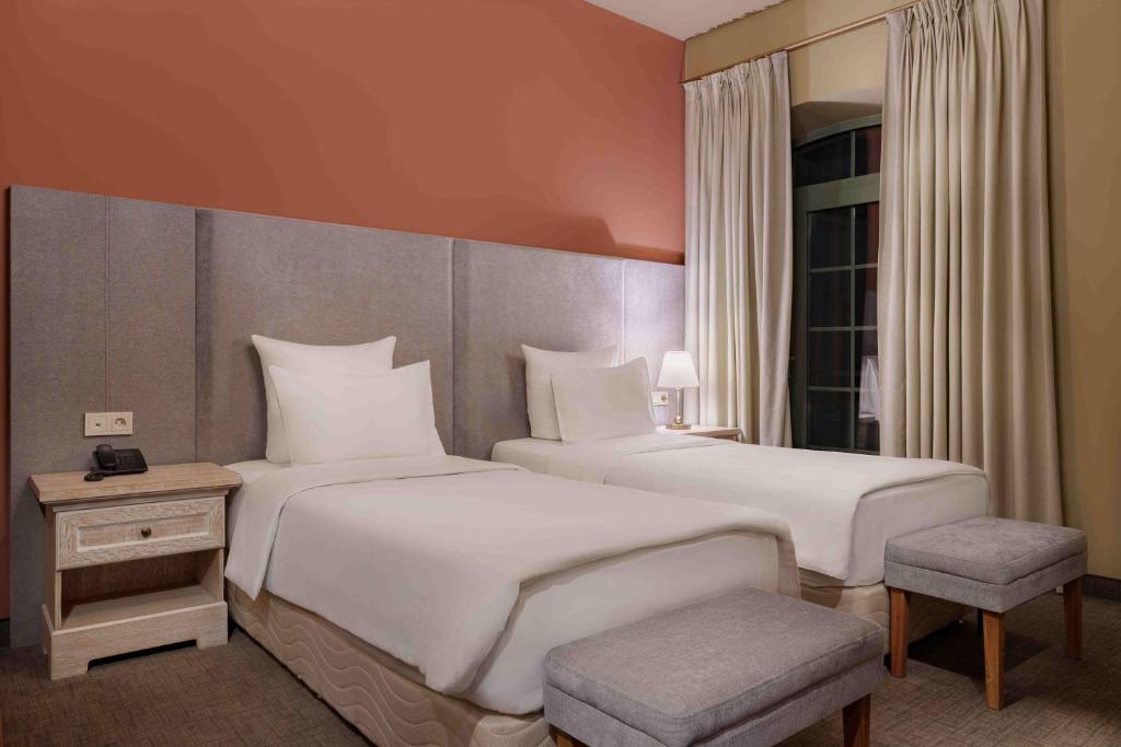 Postel nebo postele na pokoji v ubytování GRAND HOTEL GYUMRI by APRICOT Hotels