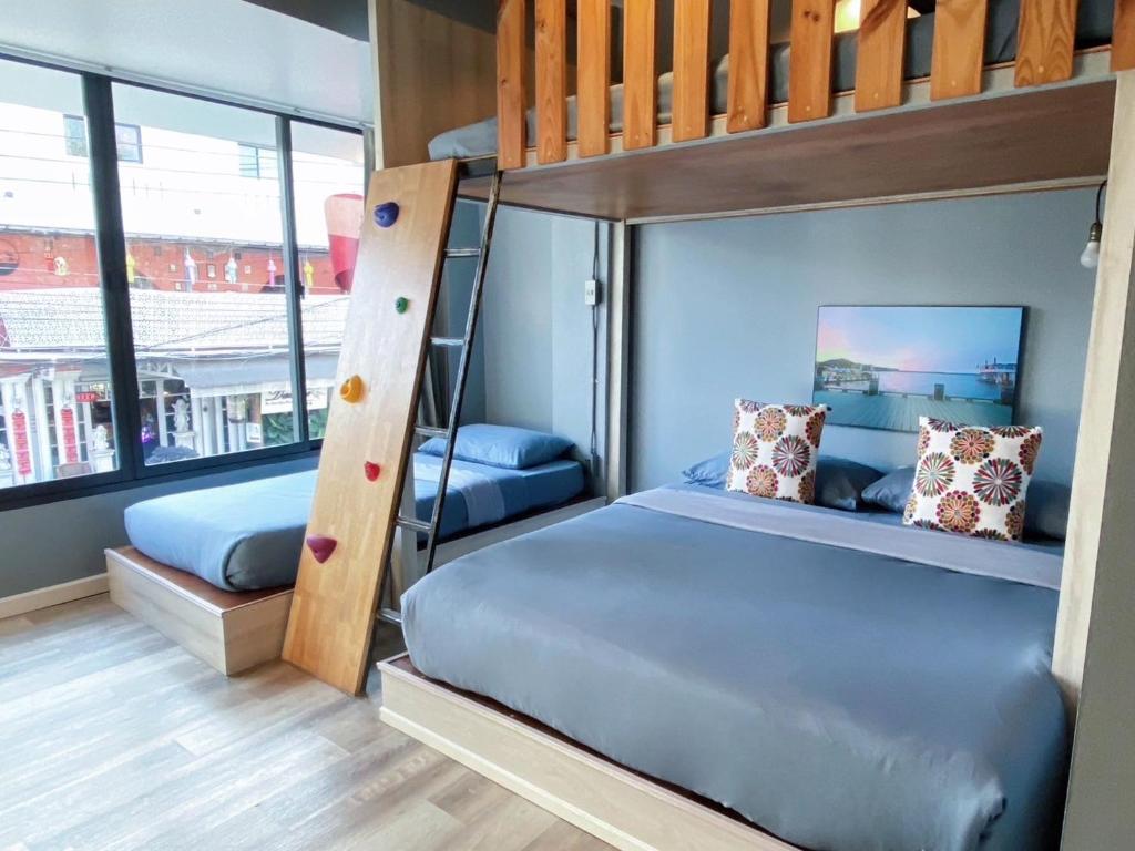 Postel nebo postele na pokoji v ubytování Ichiban Nimman Hotel