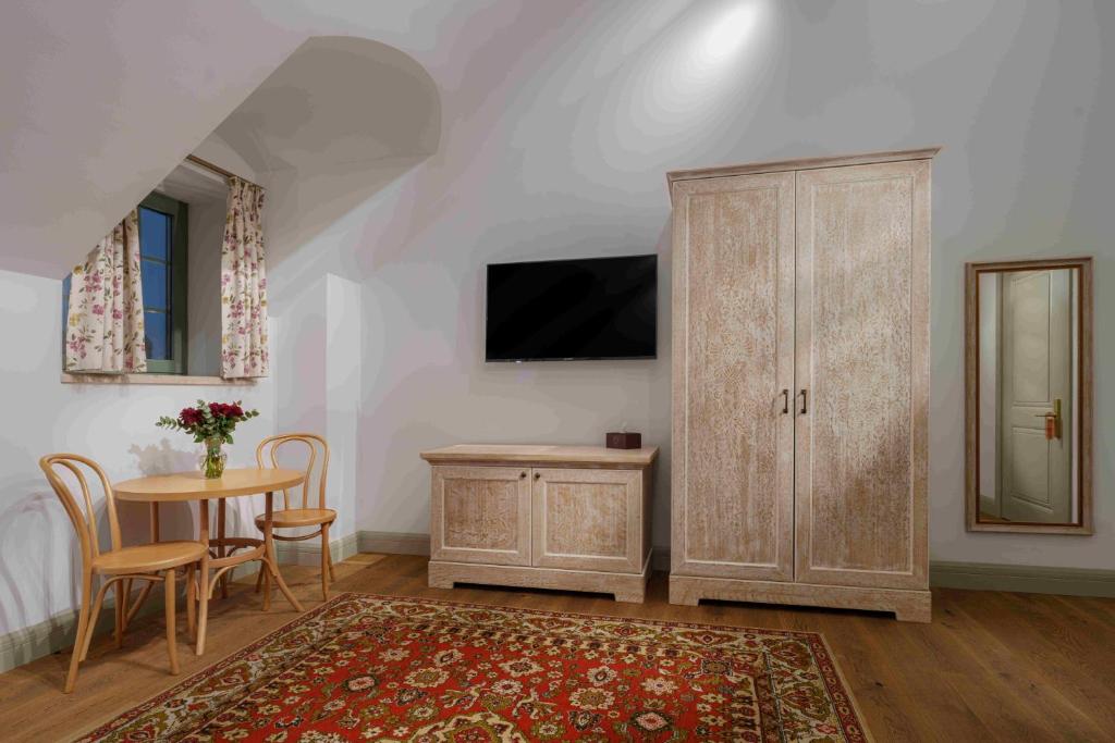 TV a/nebo společenská místnost v ubytování GRAND HOTEL GYUMRI by APRICOT Hotels