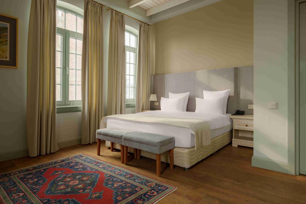 Postel nebo postele na pokoji v ubytování GRAND HOTEL GYUMRI by APRICOT Hotels