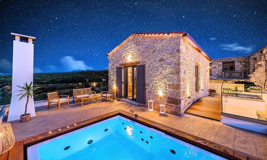 una villa con piscina su una terrazza di notte di Ferienhaus Für 12 Personen In Agia Paraskevi Nordkreta, Kreta Nordküste Kretas a Georgioupolis