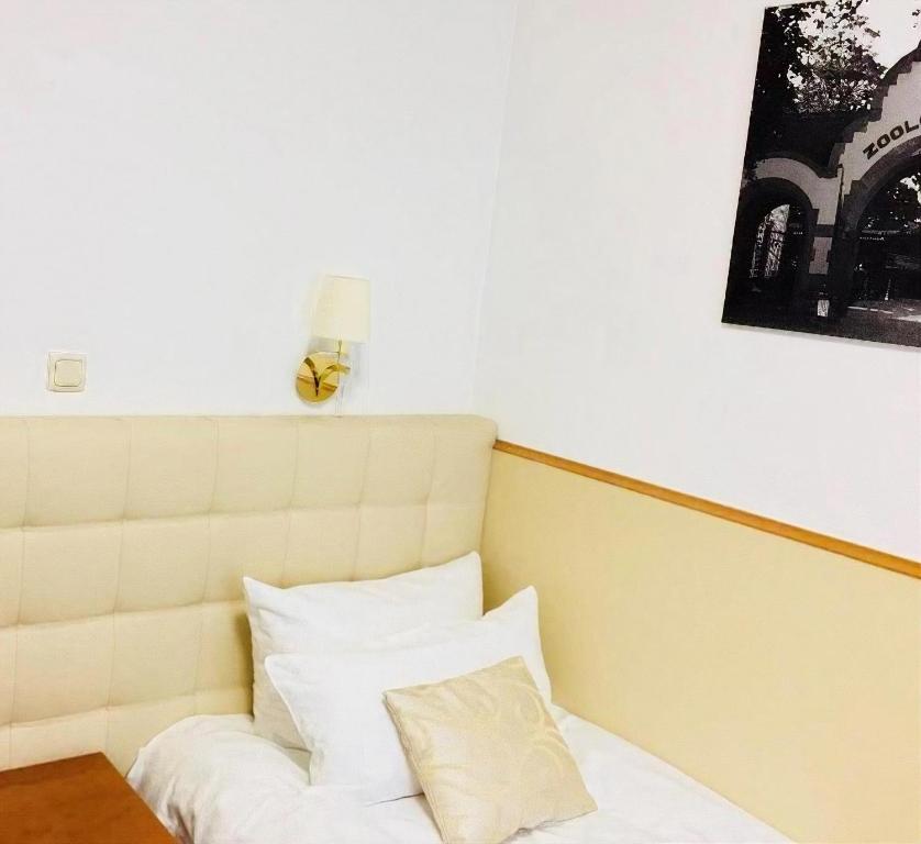 Postel nebo postele na pokoji v ubytování Hotel am Bayrischen Platz