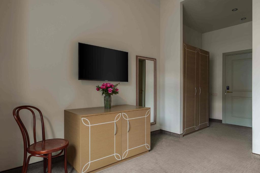 TV a/nebo společenská místnost v ubytování GRAND HOTEL GYUMRI by APRICOT Hotels