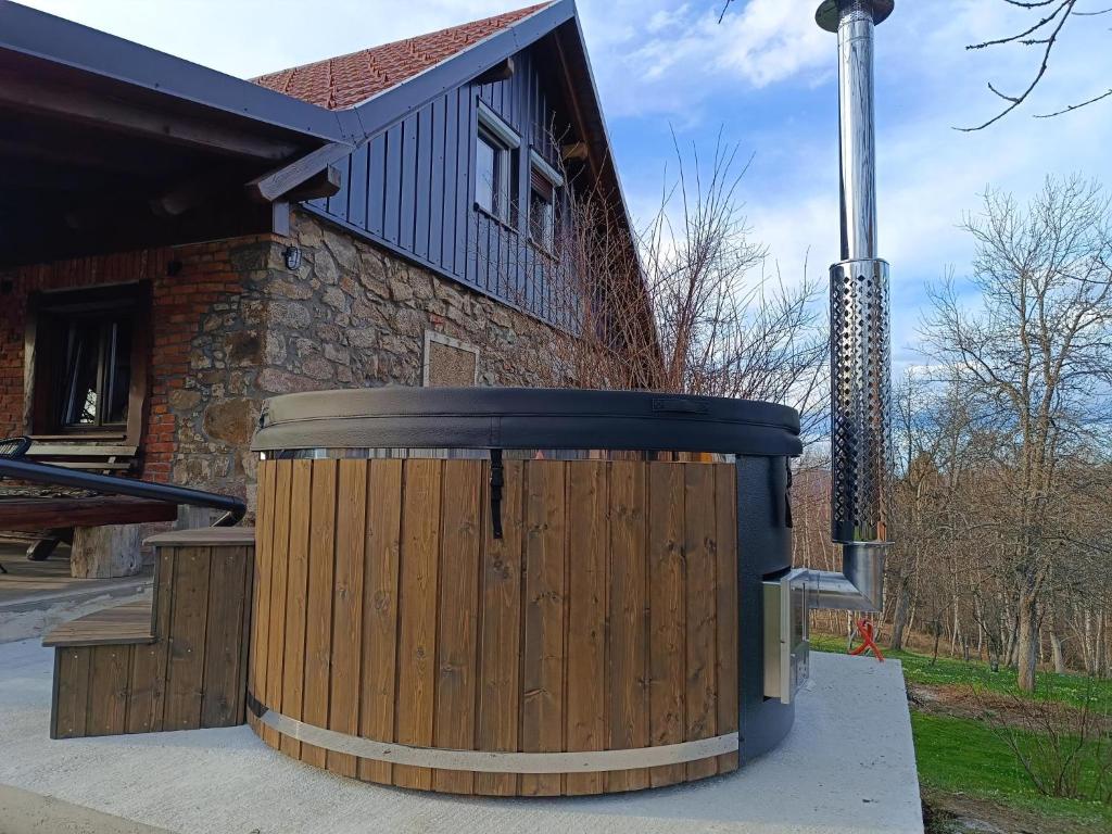 eine hölzerne Mülltonne vor einem Haus in der Unterkunft Ferienhaus für 6 Personen und 1 Kind in Slee Skradsko, Gespanschaft Primorje-Gorski Gorski kotar in Zrnovac