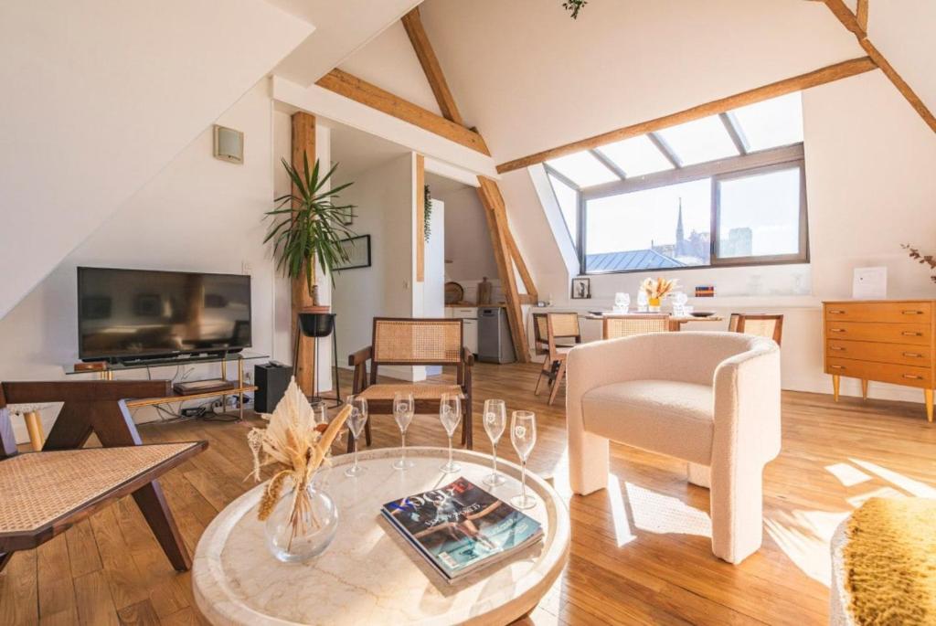 un salon avec un canapé et une table dans l'établissement Appartement centre-ville Reims vue Cathédrale, à Reims