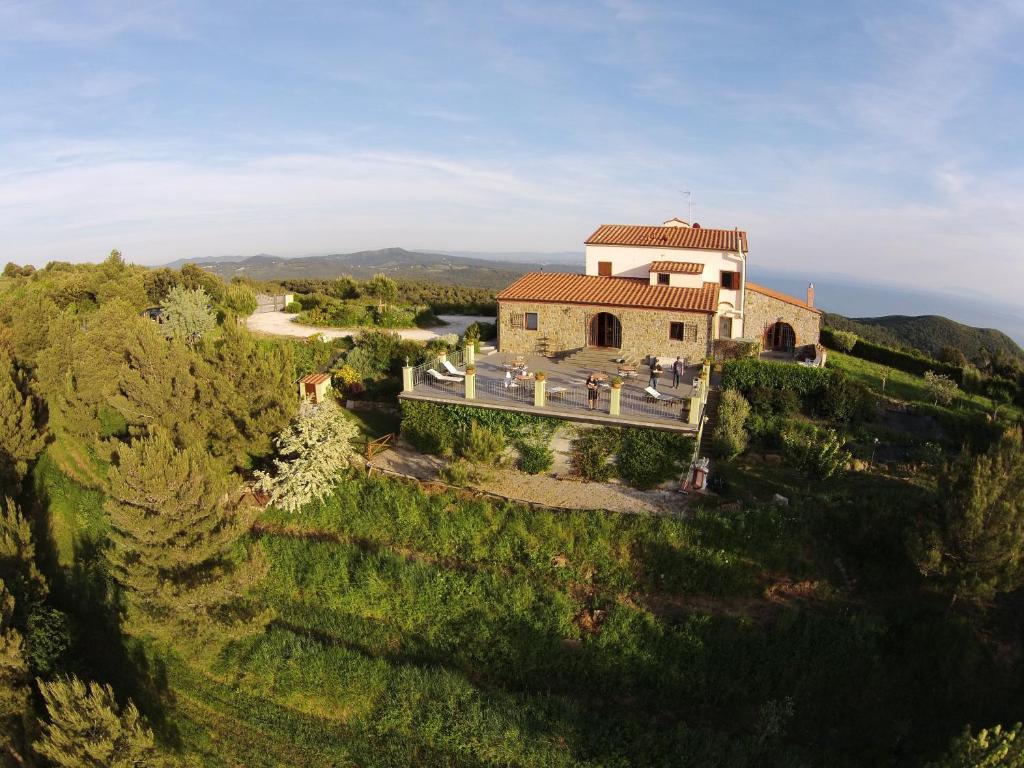 uma vista aérea de uma casa numa colina em Arpaderba B&B em Livorno