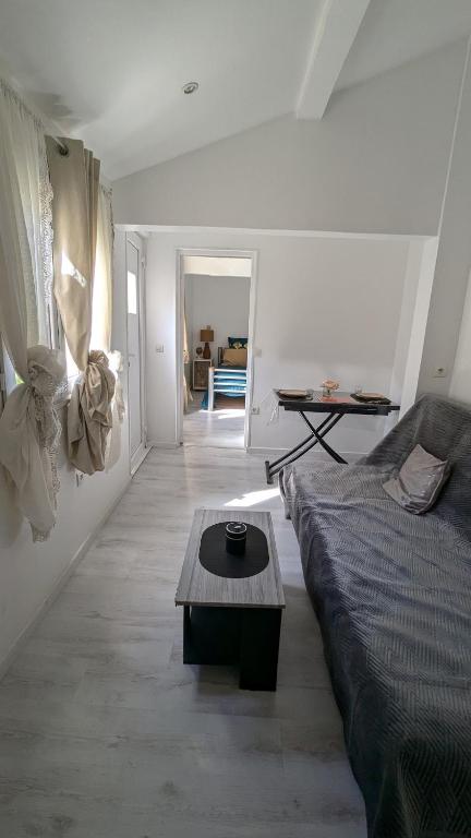 un salon avec un canapé et une table basse dans l'établissement Appartement cosy 4 pers Drancy, à Drancy