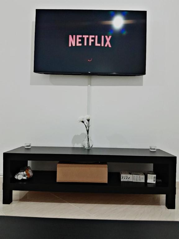 TV a/nebo společenská místnost v ubytování WiFi & Smart TV & Netflix & Free Parking & Full Kitchen & Heating & Washing Machine