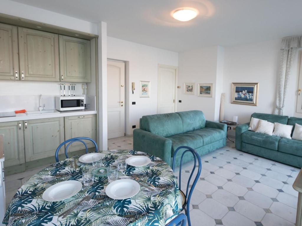Kuchyňa alebo kuchynka v ubytovaní Apartment Punta Borromea by Interhome