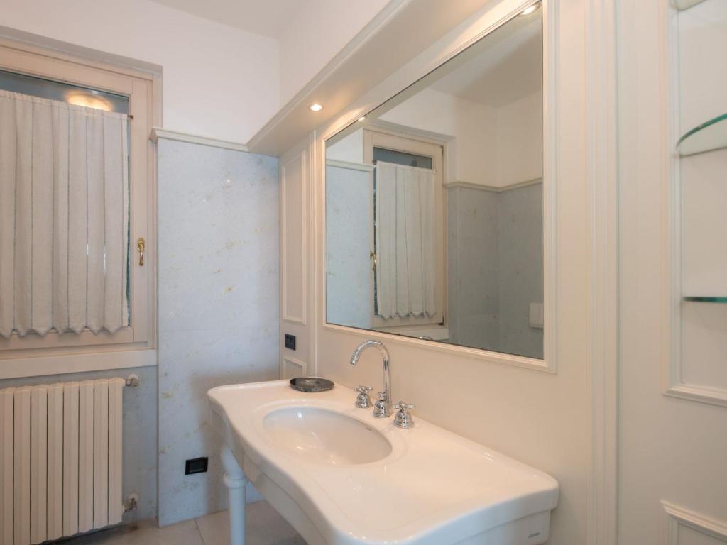 Kúpeľňa v ubytovaní Apartment Punta Borromea by Interhome