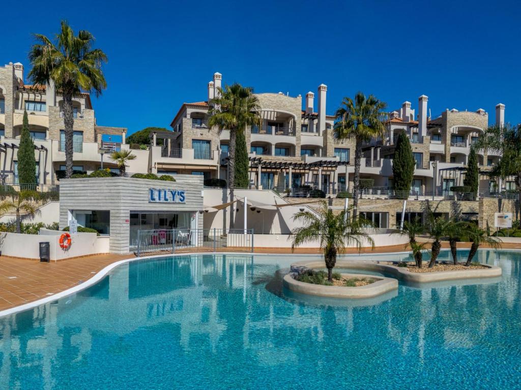 een groot zwembad voor een gebouw bij Apartment Pine Hills Esmeralda by Interhome in Vilamoura