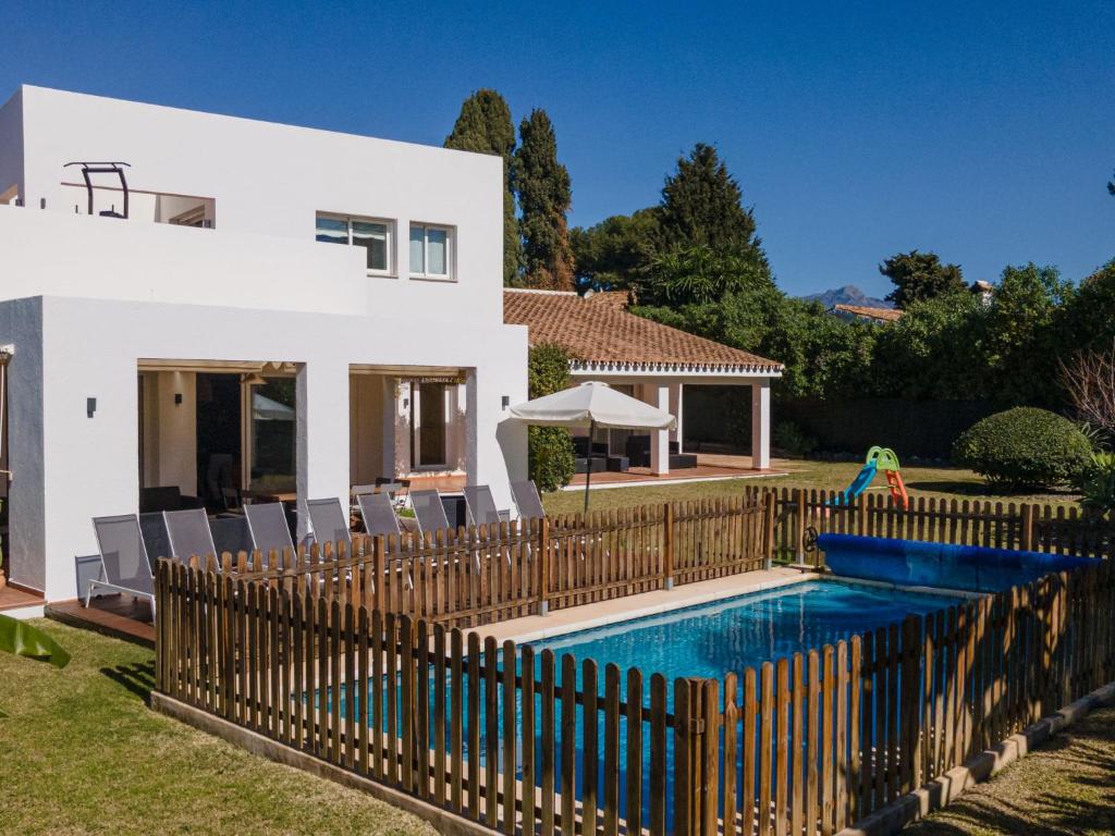 Bazén v ubytovaní Holiday Home Villa Marina by Interhome alebo v jeho blízkosti