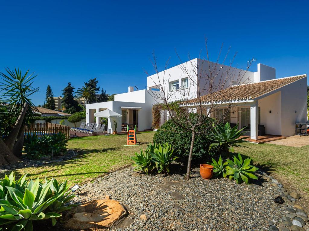 Vonkajšia záhrada v ubytovaní Holiday Home Villa Marina by Interhome