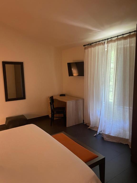 A television and/or entertainment centre at Hotel Abetaia