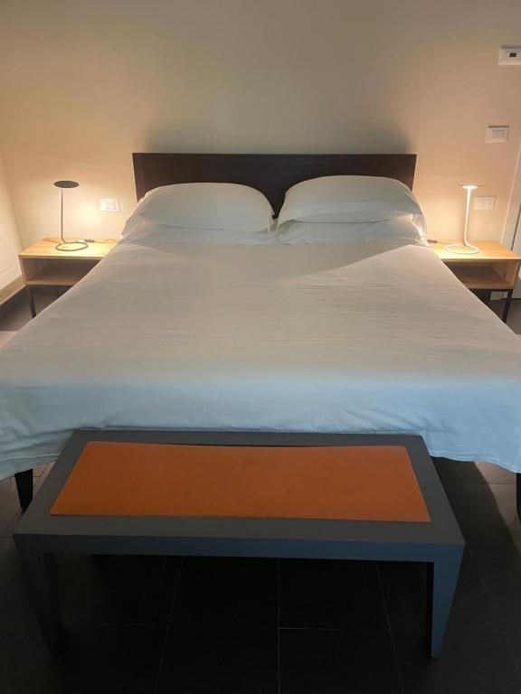 A bed or beds in a room at Hotel Abetaia