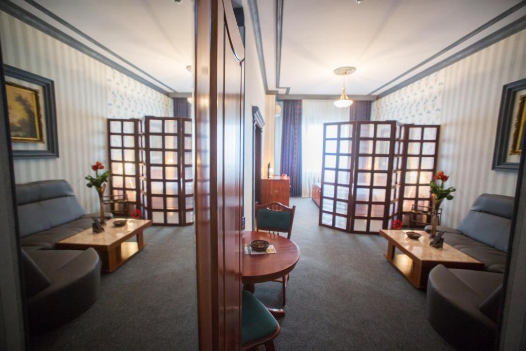 Posezení v ubytování Bucharest Comfort Suites Hotel