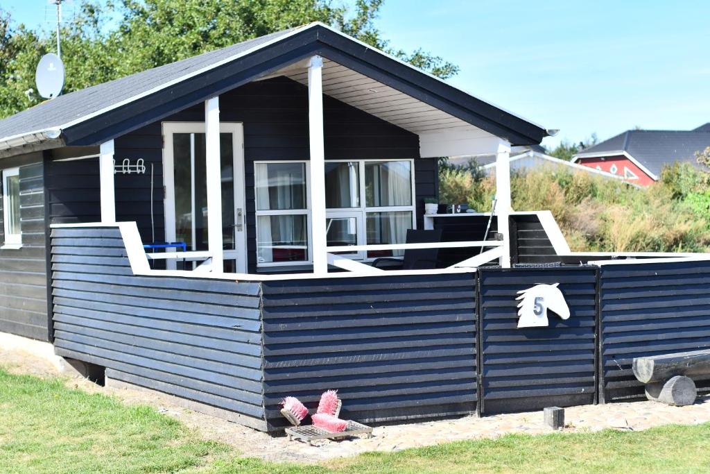 Το κτήριο όπου στεγάζεται  το παραθεριστικό πάρκο