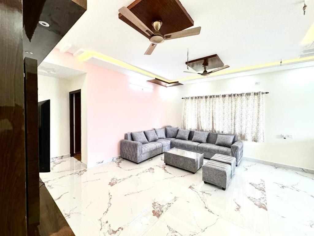Χώρος καθιστικού στο Servostay - Just Launched 3 BHK Near Madhapur With Private Parking