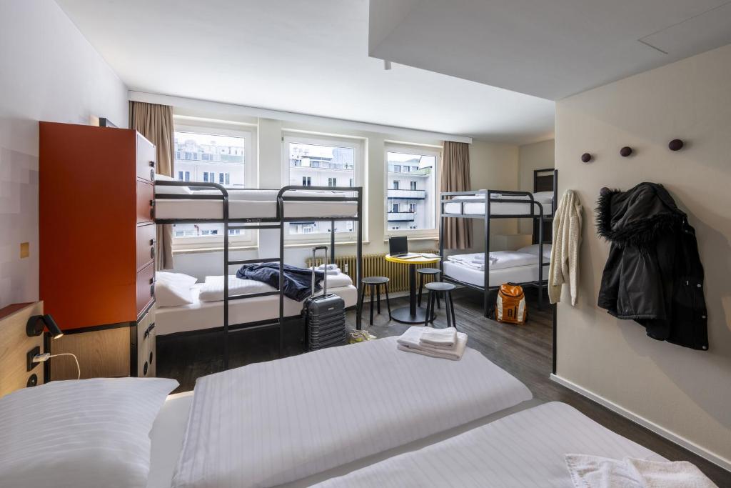 Postel nebo postele na pokoji v ubytování MEININGER Hotel München Zentrum
