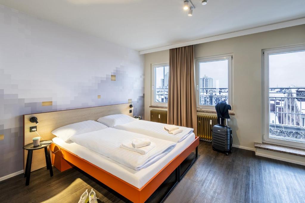 Postel nebo postele na pokoji v ubytování MEININGER Hotel München Zentrum