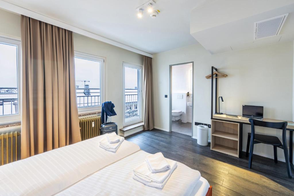 Postel nebo postele na pokoji v ubytování MEININGER Hotel München Zentrum