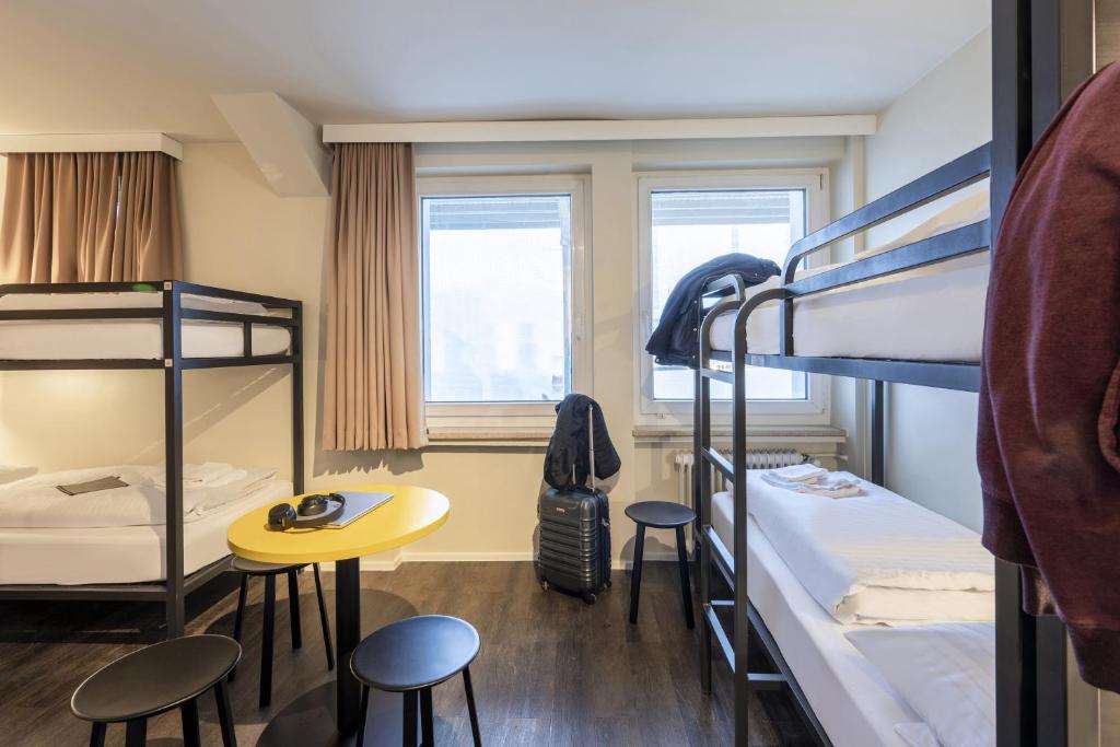 Postel nebo postele na pokoji v ubytování MEININGER Hotel München Zentrum