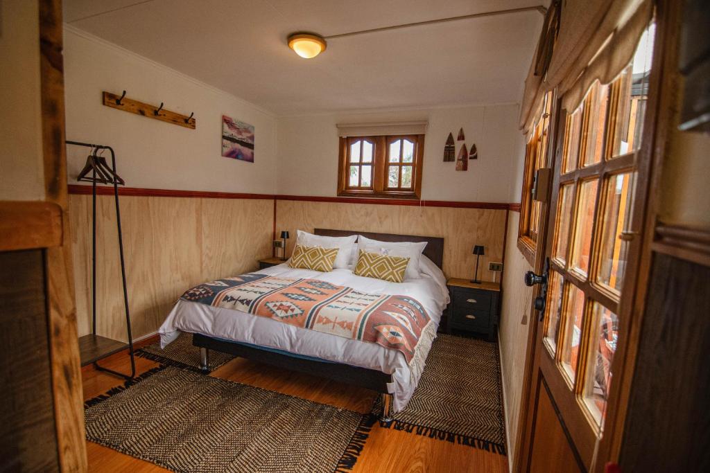 Postel nebo postele na pokoji v ubytování Konkashken Lodge