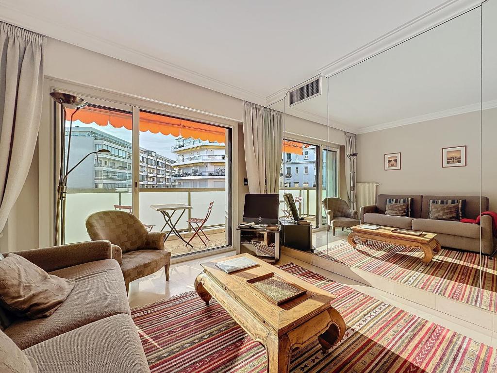 un salon avec un canapé et une table dans l'établissement Intuition - 2 personnes - Le Fragonard, à Cannes