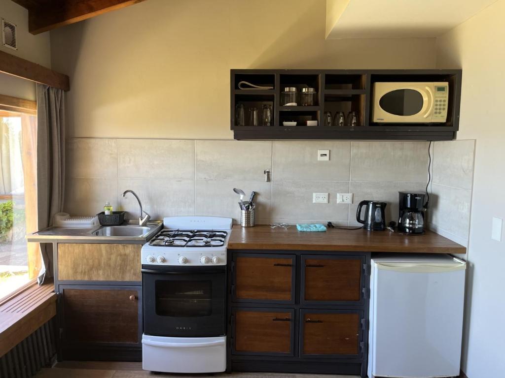Kuchyň nebo kuchyňský kout v ubytování La Caleta Bungalows