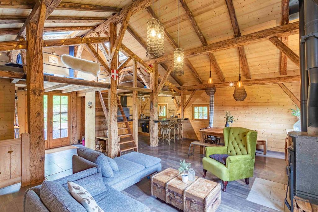 un salon avec un canapé et une table dans l'établissement Refuge de quiétude à la montagne, à Samoëns