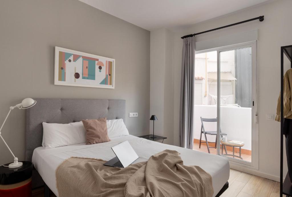 Posteľ alebo postele v izbe v ubytovaní Apartamentos Líbere Valencia Abastos