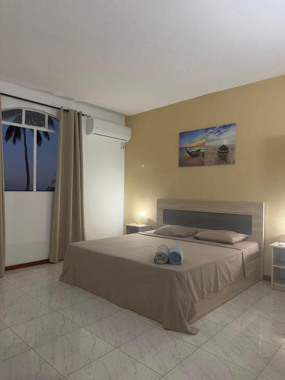 una camera da letto con un letto grande in una stanza di Santa Studio a La Gaulette