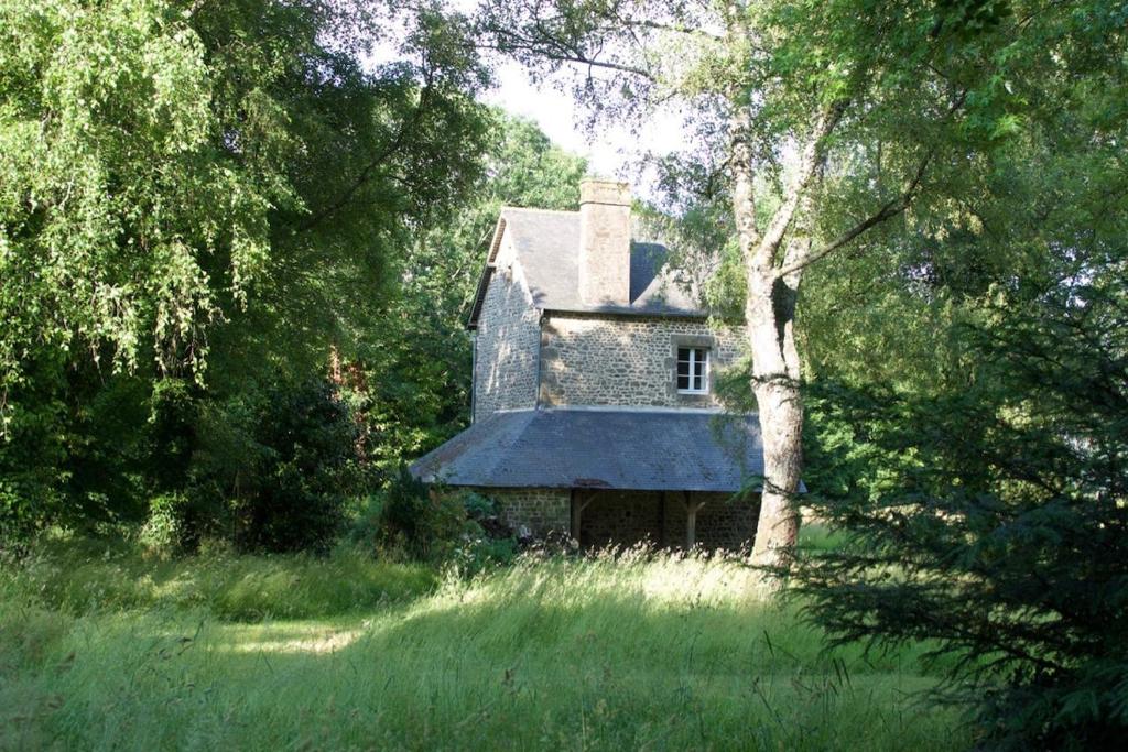Ein Garten an der Unterkunft La Petite Bruyere Characterful 2 bedroom cottage with fireplace