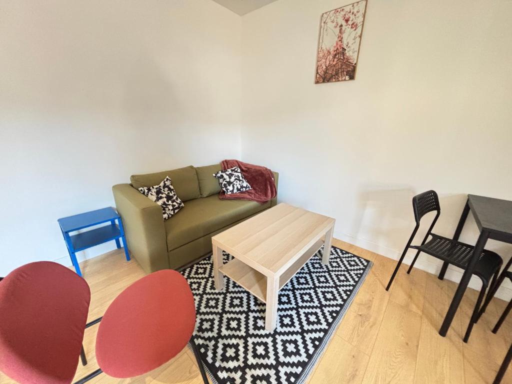 a living room with a couch and a table and chairs at Les 3 Frontières Luxembourg Grand Parking Wifi in Herserange