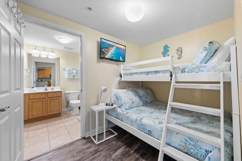 Ein Bett oder Betten in einem Zimmer der Unterkunft 5 Star Resort 11th Fl Stunning Sunrise 2BR 2BA King Suite,Pools ,Shuttle or Walk to Beach