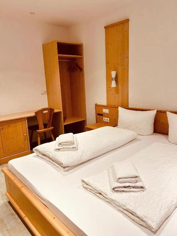 Postel nebo postele na pokoji v ubytování Gästehaus Ludwig