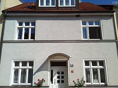 una casa bianca con una porta e una finestra di Fewo Fam Große a Friedland