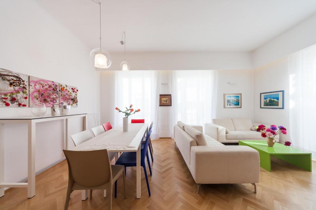- un salon blanc avec une table et un canapé dans l'établissement Don Nicola Tourist Location, à Polignano a Mare