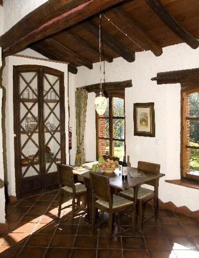 a dining room with a wooden table and chairs at Ferienhaus La Cigüeña in Alájar