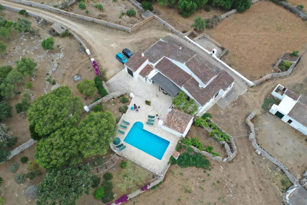 an aerial view of a house with a swimming pool at Gemütliches Ferienhaus In Alaior Mit Privatem Pool in Cala'n Porter