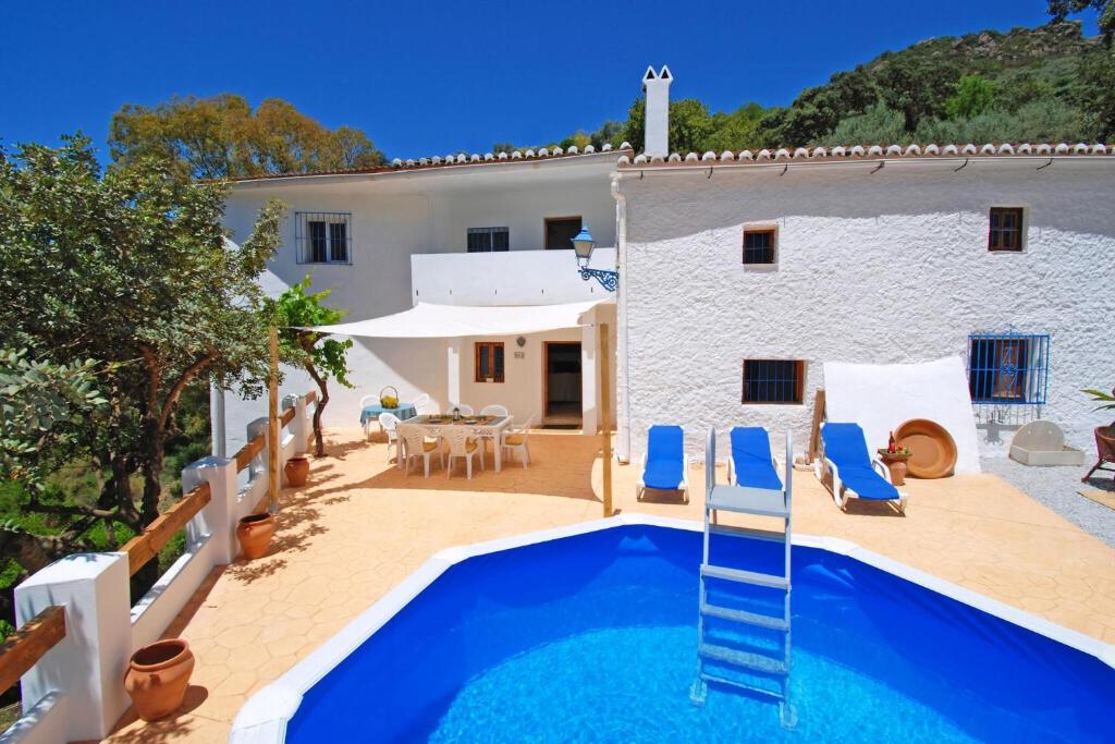 einen externen Blick auf eine Villa mit einem Pool in der Unterkunft Ferienhaus für 6 Personen ca 124 qm in Comares, Andalusien Costa del Sol in Comares