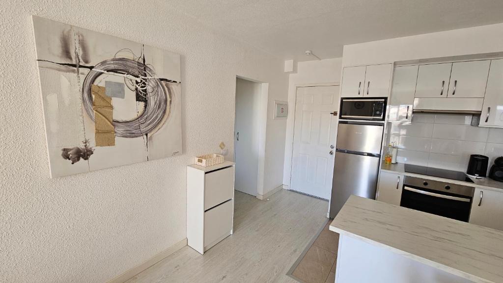 Кухня или мини-кухня в Los Cristianos Heated Pool Sea View AC
